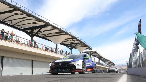 Pernía y Pezzini fueron los ganadores del TCR en su paso por San Juan